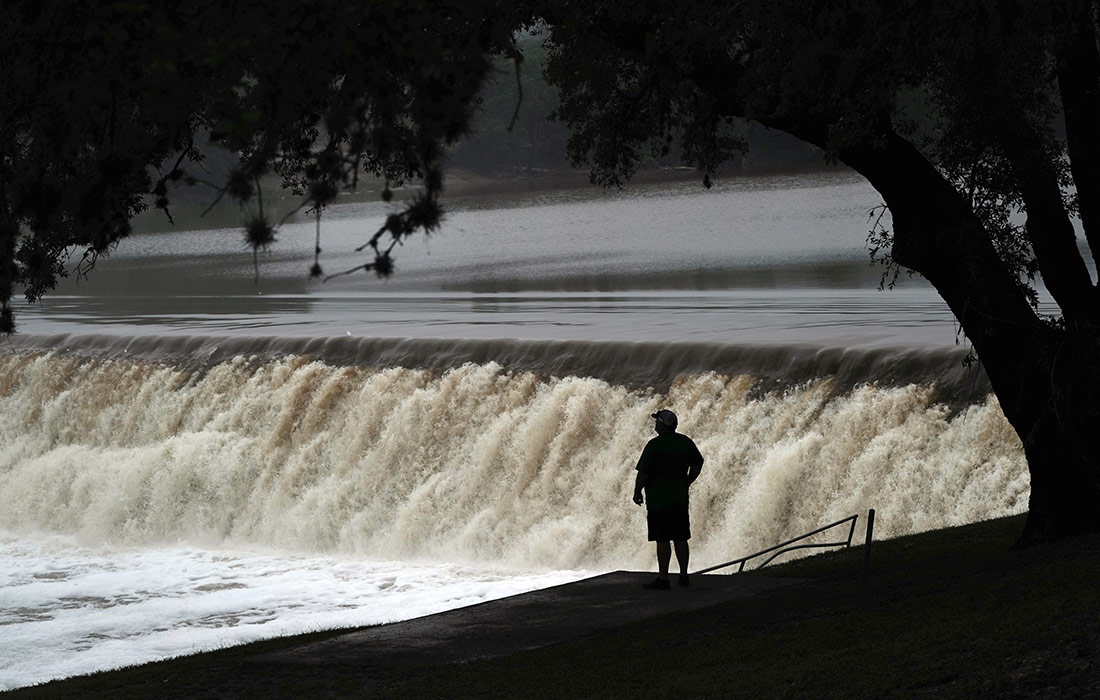 В результате наводнения в американском Техасе погибли по меньшей мере 80 человек
