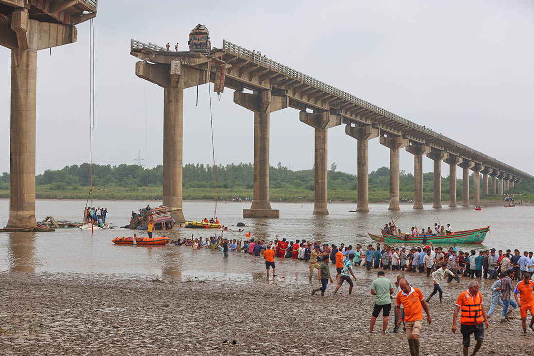 Люди погибли при обрушении моста в индийском штате Гуджарат