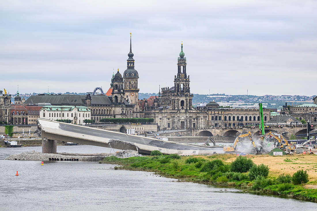 Снос моста Каролы в Дрездене после его частичного обрушения в прошлом году