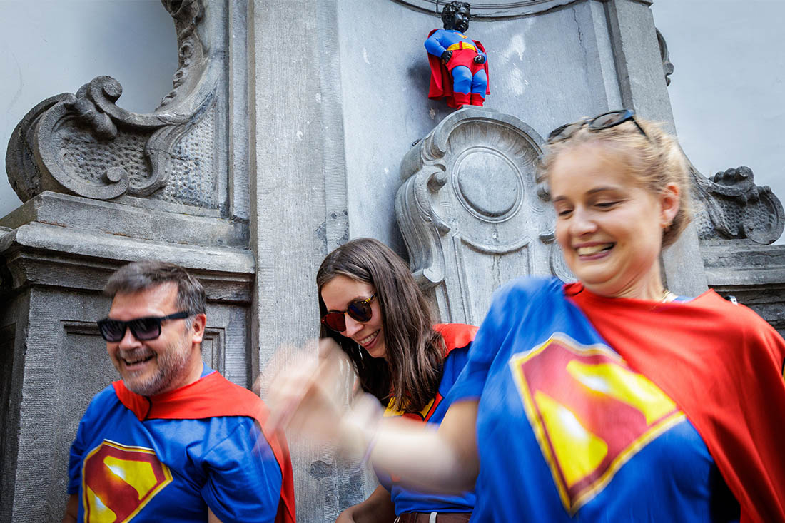 Писающего мальчика нарядили в костюм Супермена в Брюсселе