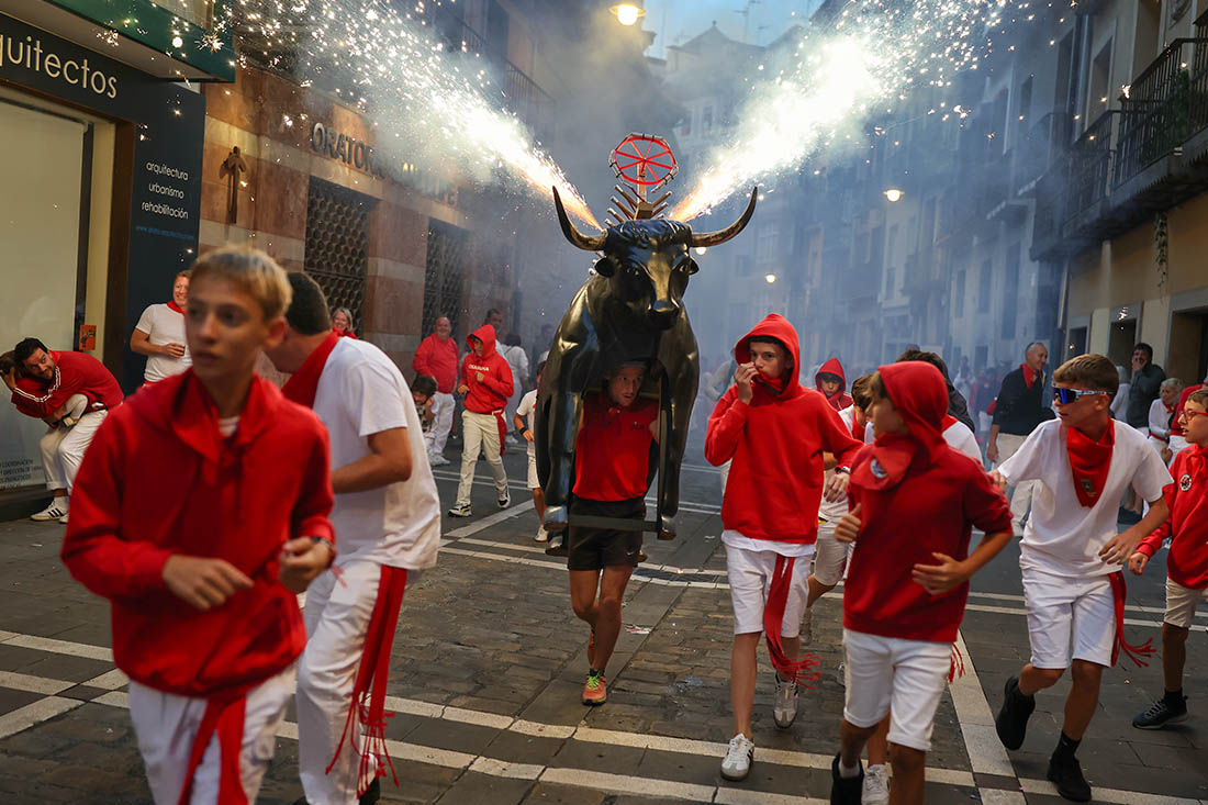 Праздник длится неделю, и не всем суждено её пережить. Во время фестиваля гибнут быки, а туристы иногда получают смертельные травмы.