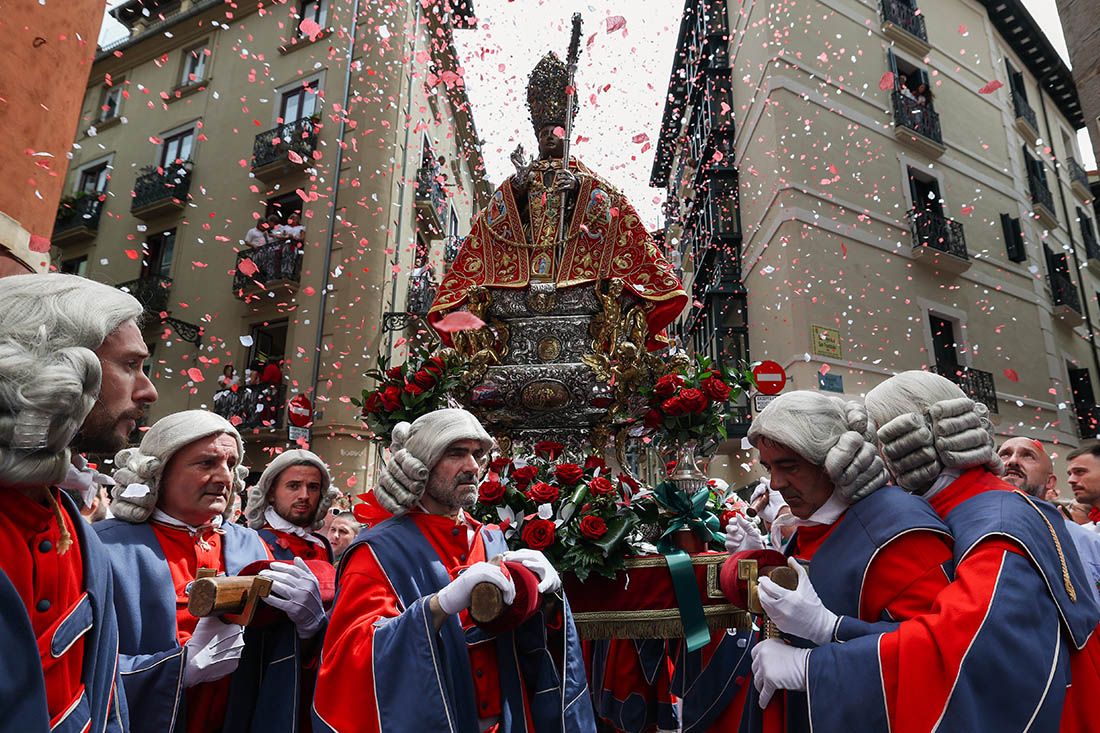 Сотни тысяч туристов снова приезжают на фестиваль в небольшой город Памплона в Испании
