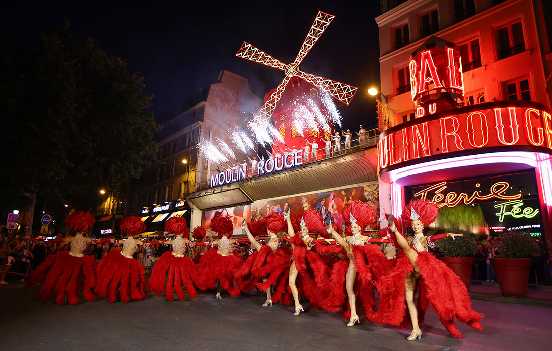 Крылья мельницы парижского кабаре "Мулен Руж" вновь начали вращаться. Старые крылья рухнули в ночь с 24 на 25 апреля 2024 года.