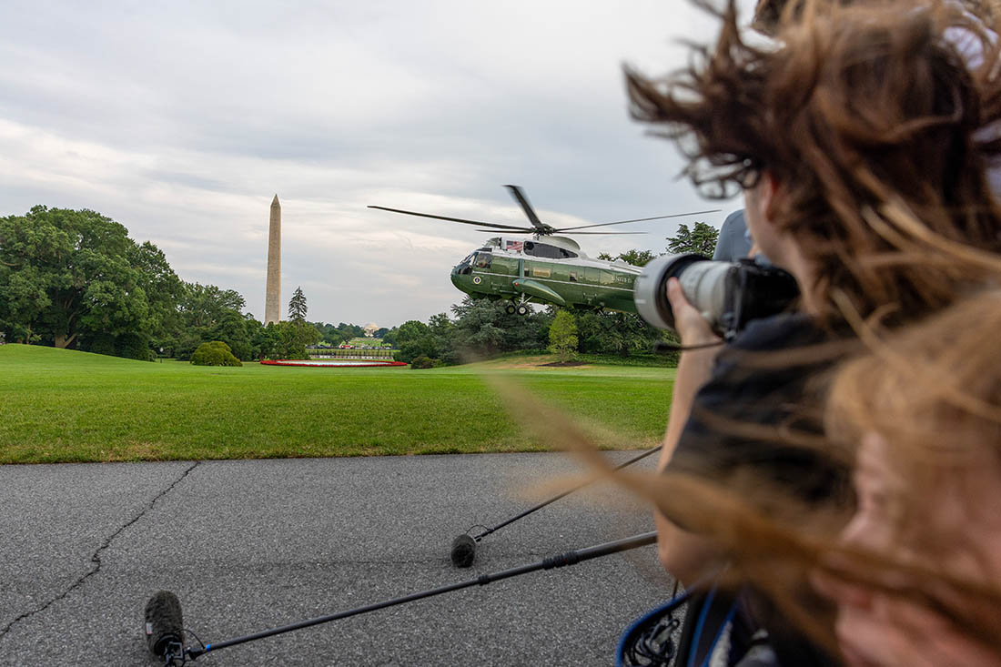 Фотографы снимают прибытие президента США в Белый дом