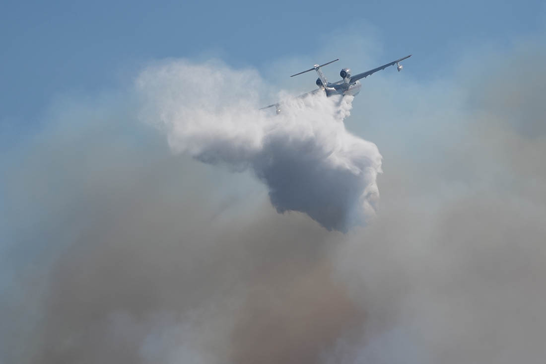 Самолет Бе-200 тушит пожары в Турции