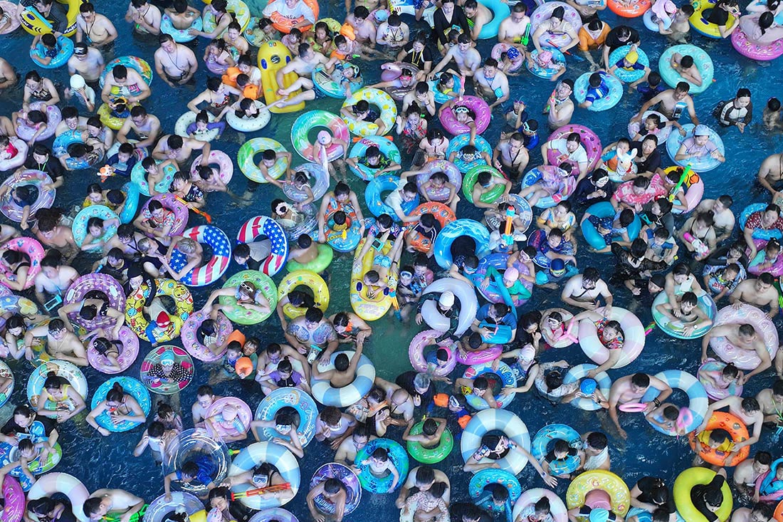 Посетители аквапарка в городе Хуайань