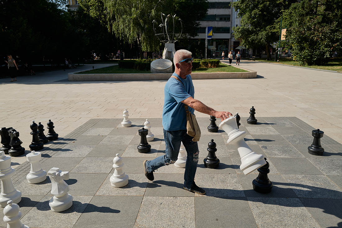 Житель Сараево играет в уличные шахматы
