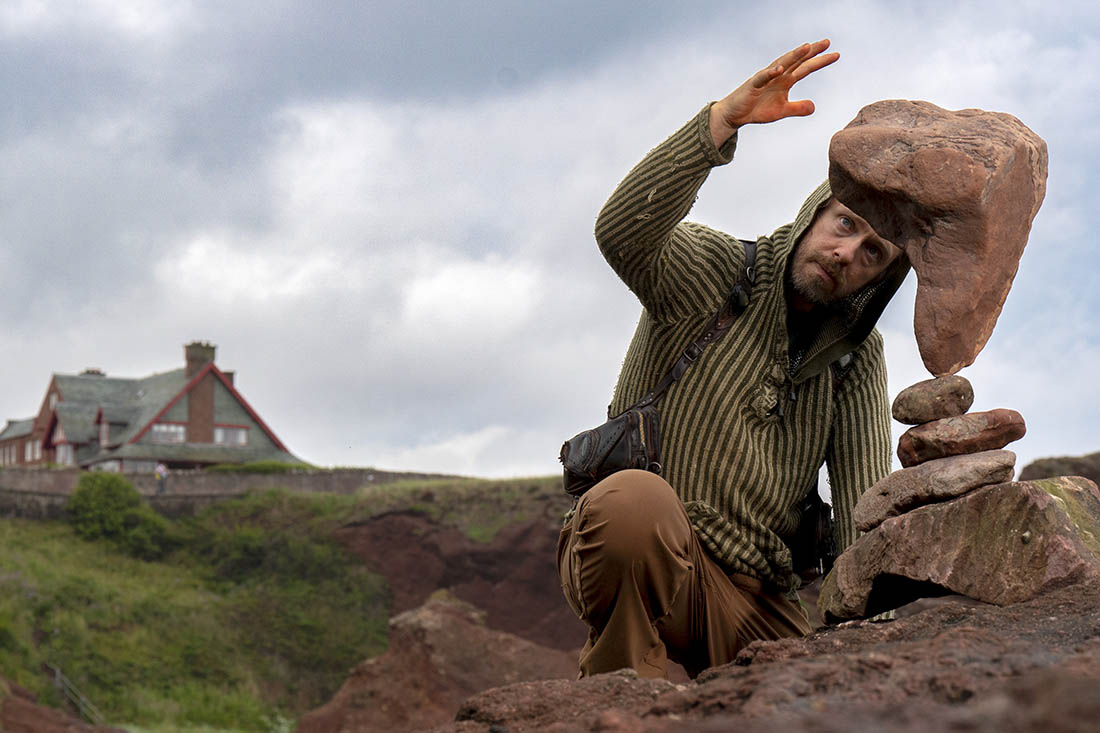 Художник Майкл Граб оттачивает мастерство на пляже Бэйсвелл в Данбаре (Шотландия)