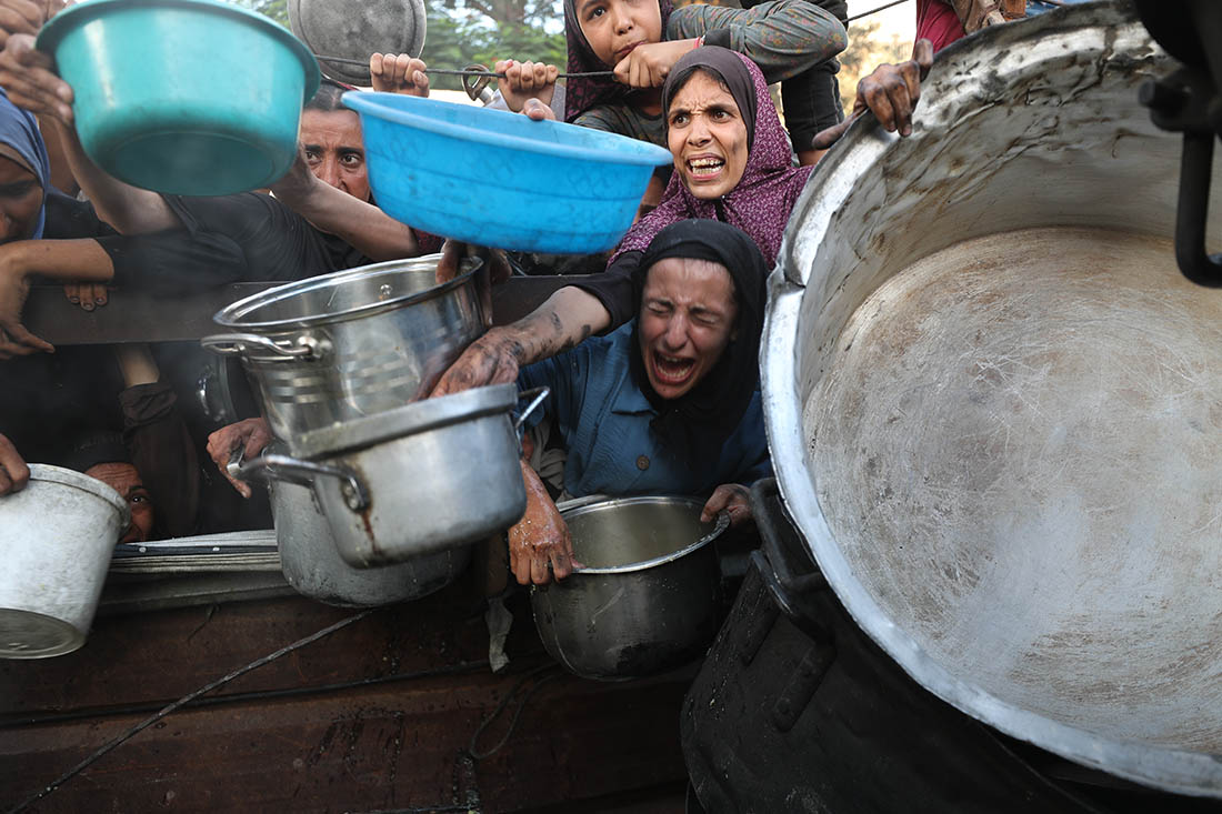 Перемещенные палестинцы в очереди за едой