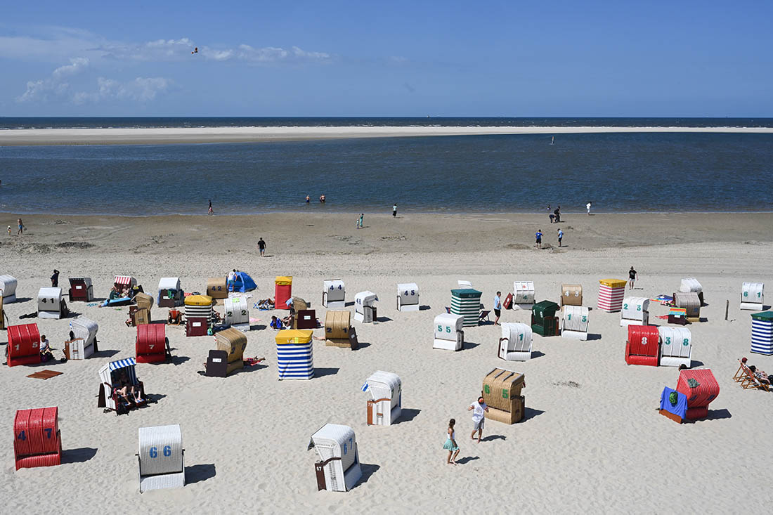 Люди отдыхают на пляже Северного моря в Нижней Саксонии