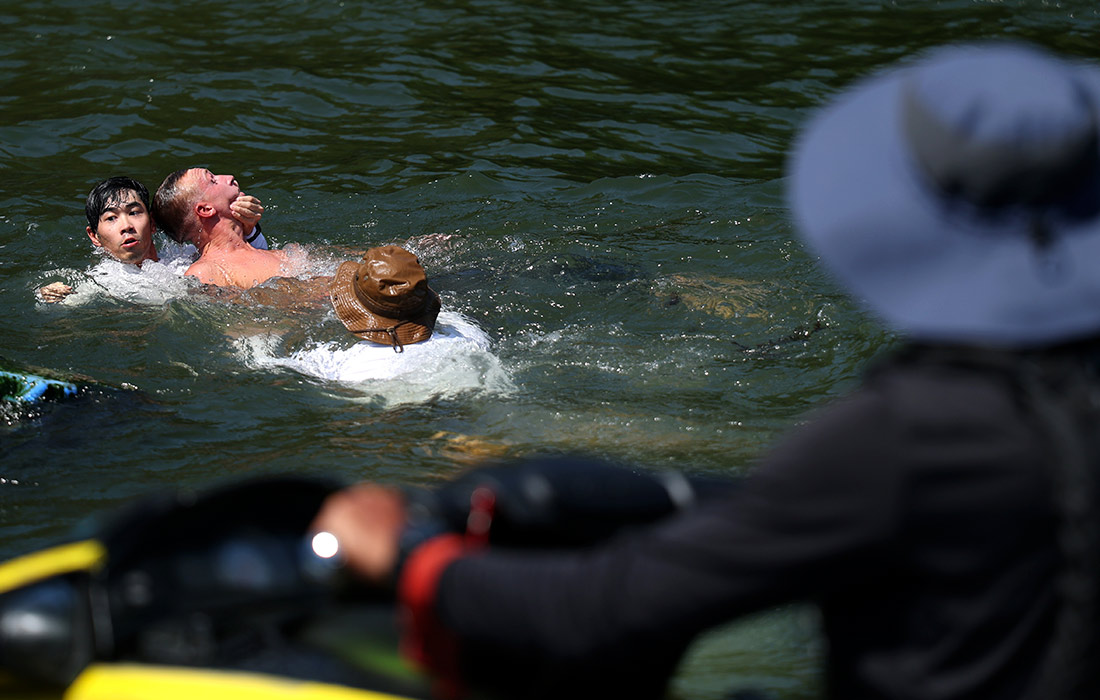Французский пловец Марк-Антуан Оливье потерял сознание во время заплыва на 10 км в Сингапуре