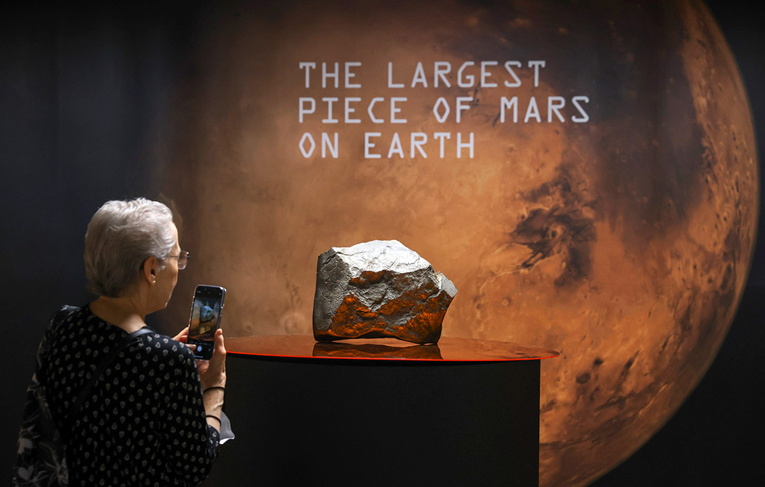 Самый большой кусок породы с Марса, найденный на Земле, на аукционе Sotheby's "Неделя гиков" в Нью-Йорке