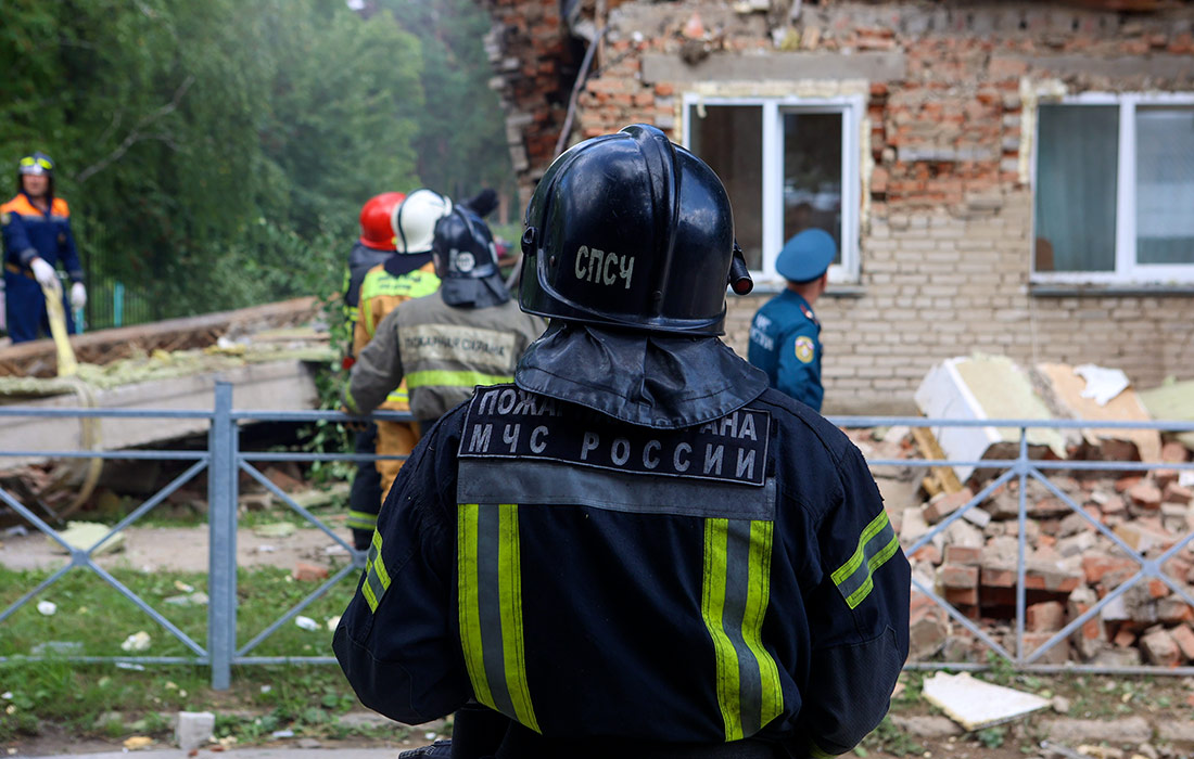 Газ взорвался в двухэтажном многоквартирном доме в поселке Красный Яр Новосибирской области. Погиб один человек.