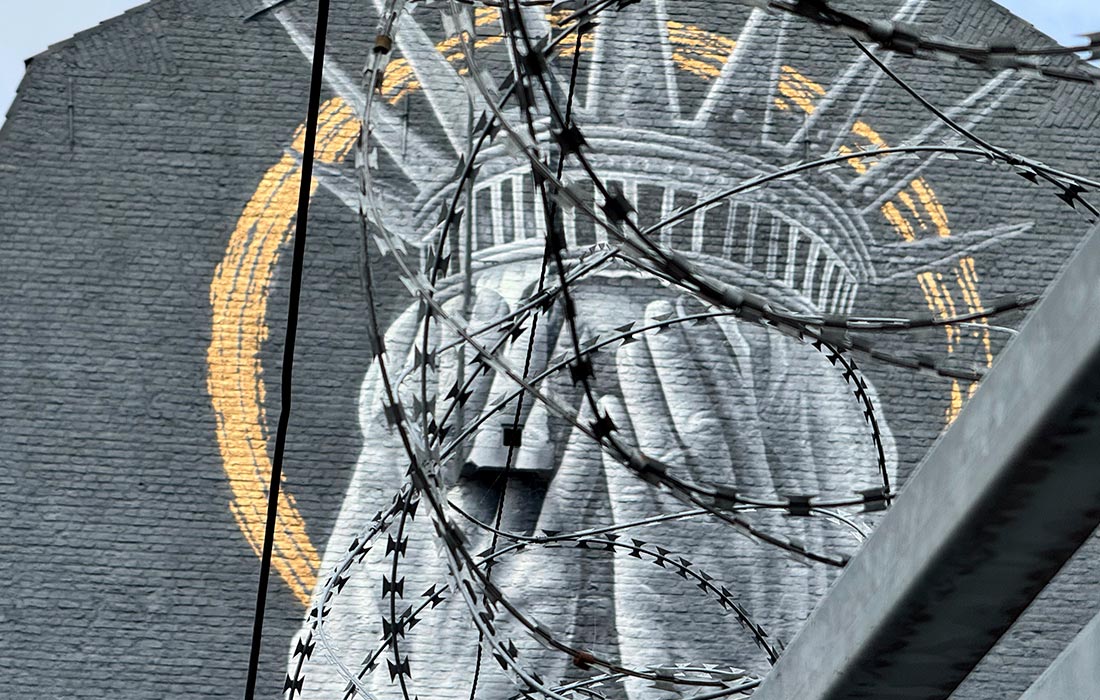 Мурал со Статуей Свободы, закрывающей лицо руками, появился во французском Рубе