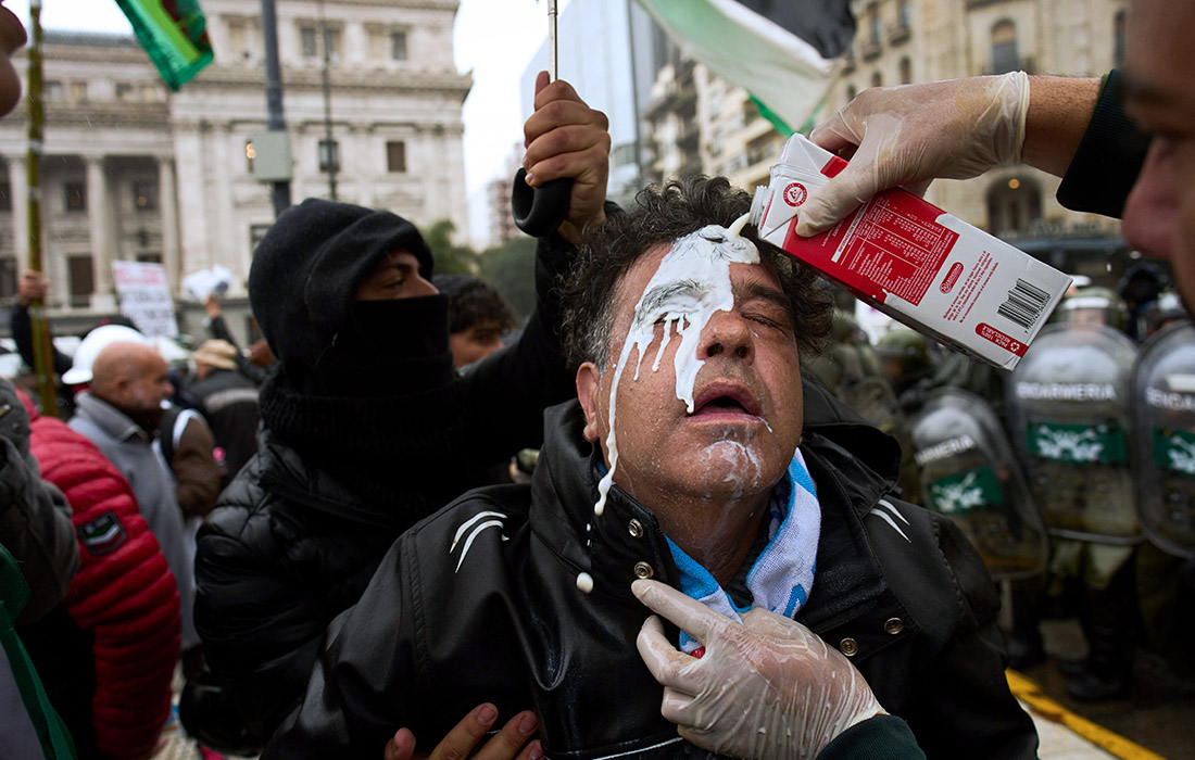 Акция протеста пенсионеров в Буэнос-Айресе против экономической политики правительства страны