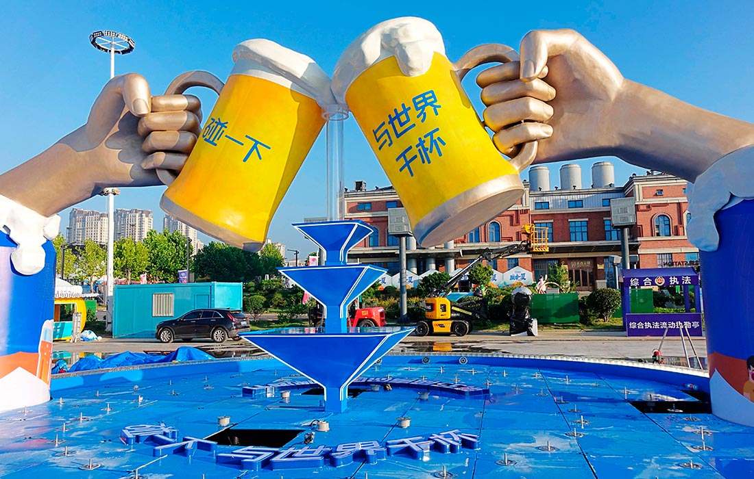 Подготовка к открытию 35-го международного фестиваля пива в китайском Циндао