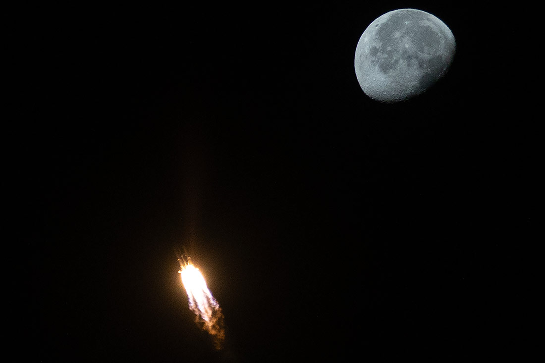 Китайский космический грузовик Тянчжоу-9 на фоне Луны во время запуска на космическую станцию