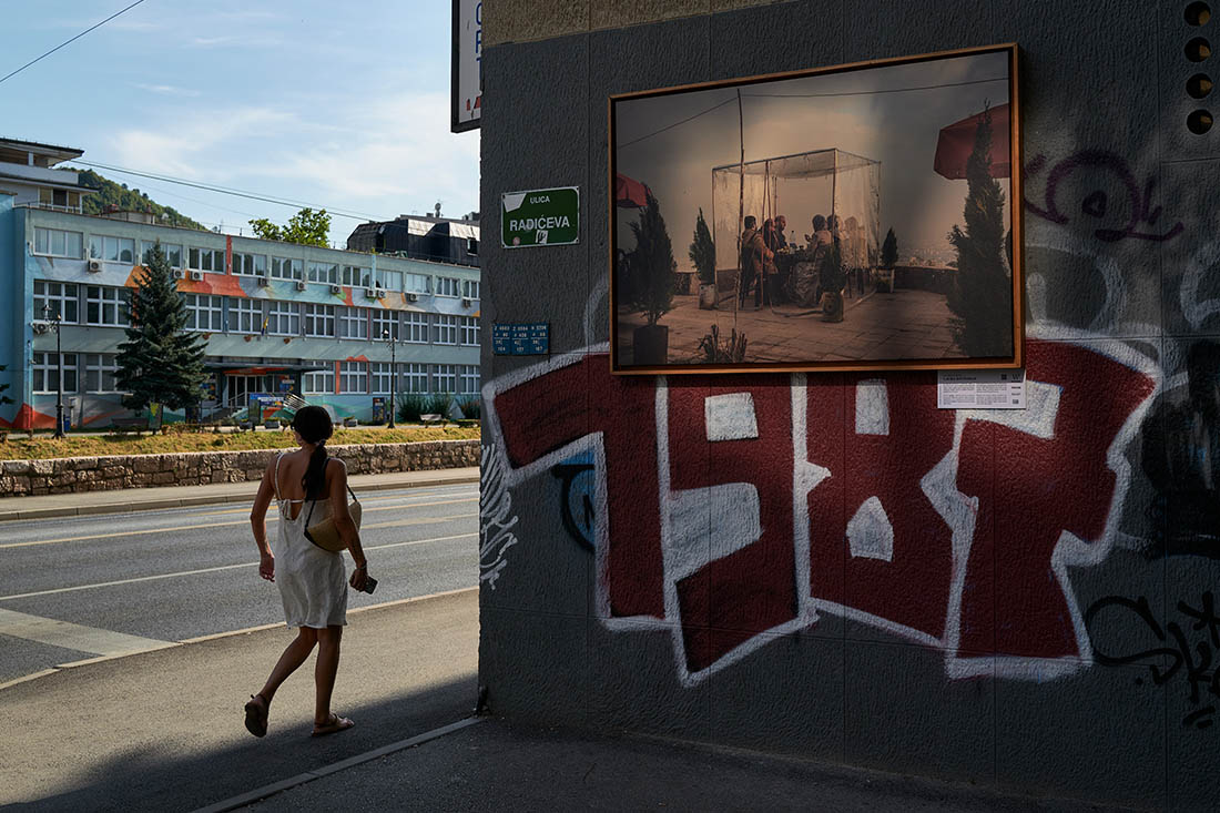 Женщина идет по улице в Сараево