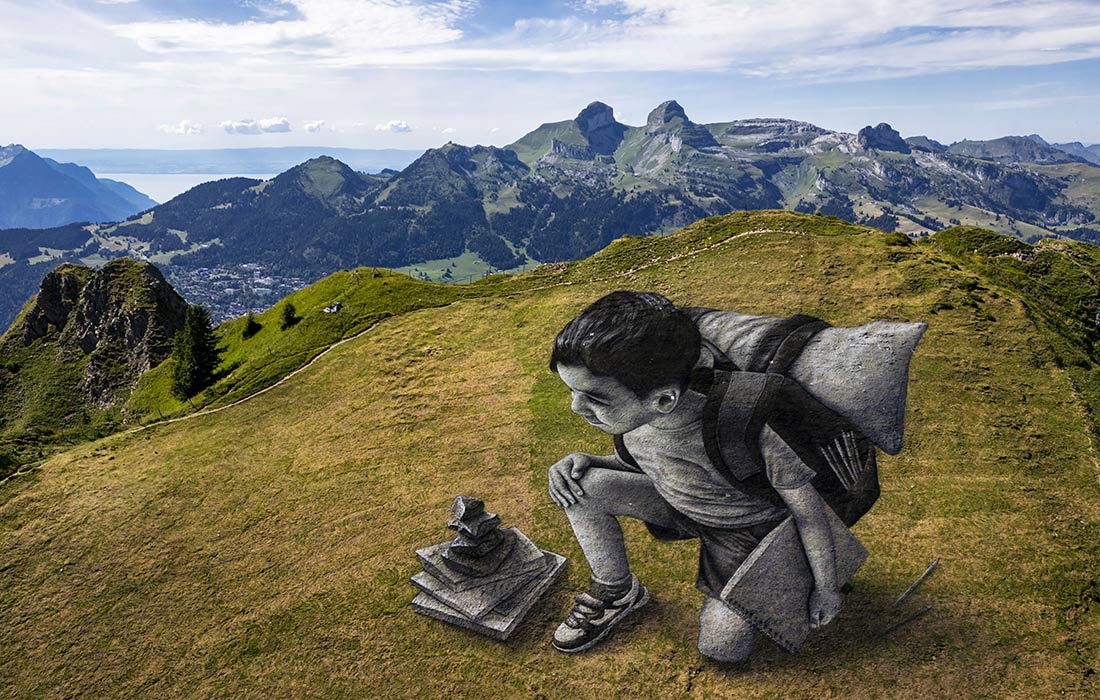 Гигантская биоразлагаемая картина в стиле лэнд-арт Vers l'horizon художника Гийома Легро в швейцарских Альпах