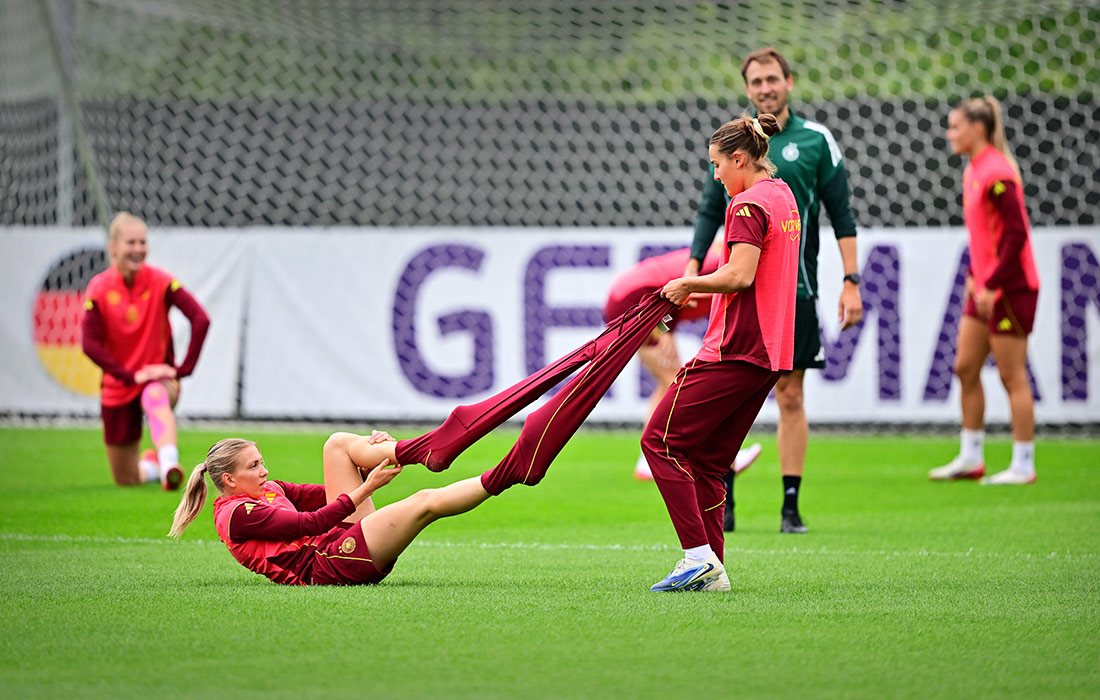 Тренировка немецкой сборной перед полуфиналом по футболу между Испанией и Германией в Цюрихе