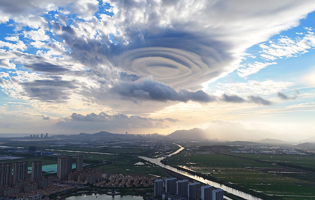 В китайском Ляньюньгане заметили облако в форме летающей тарелки