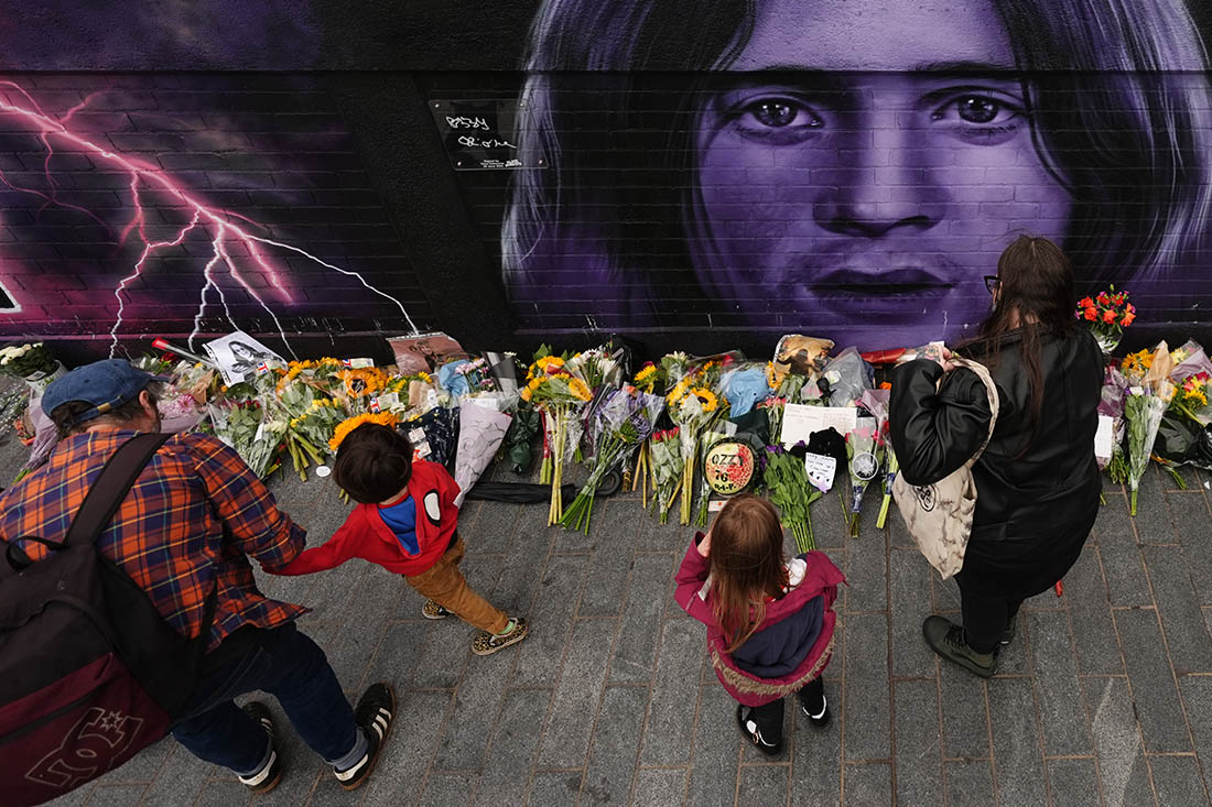 Поклонники умершего накануне Оззи Осборна несут цветы к стене группы Black Sabbath в Бирмингеме