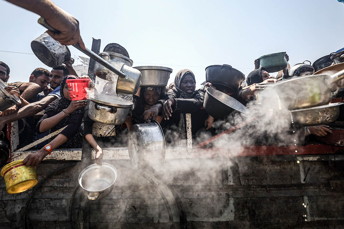 Раздача еды в лагере для беженцев в Газе