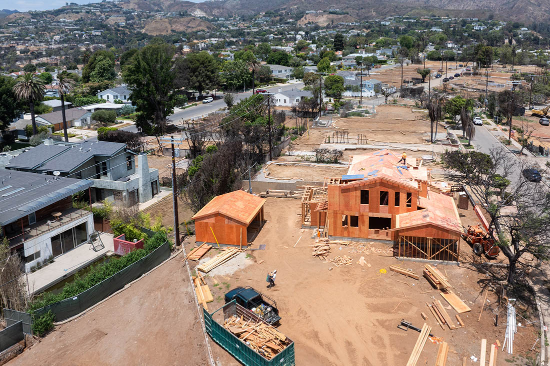 Пострадавшая от пожаров Калифорния начинает отстраиваться обратно