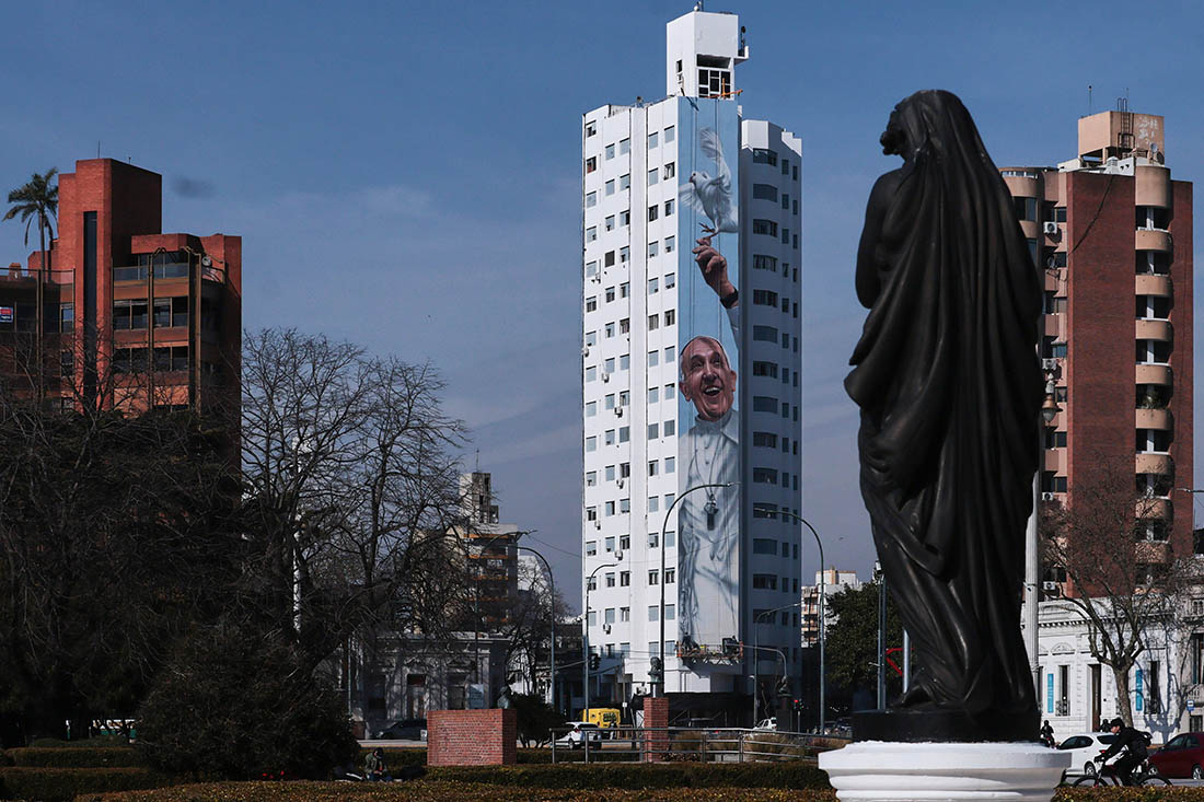 Мурал с изображением покойного папы Франциска в Аргентине