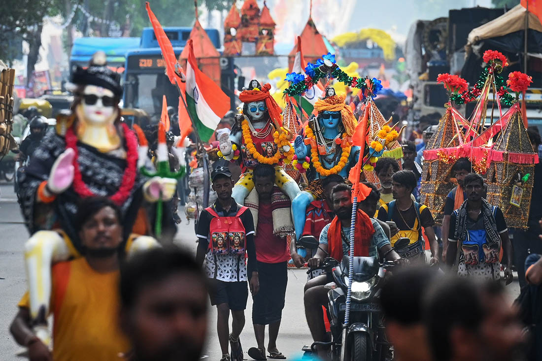 Преданные последователи Шивы, несут воду из Ганга, чтобы сделать Джалаабхишек в Индии