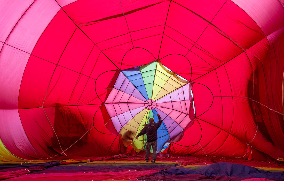 Подготовка к 47-му международному фестивалю воздушных шаров в Бристоле