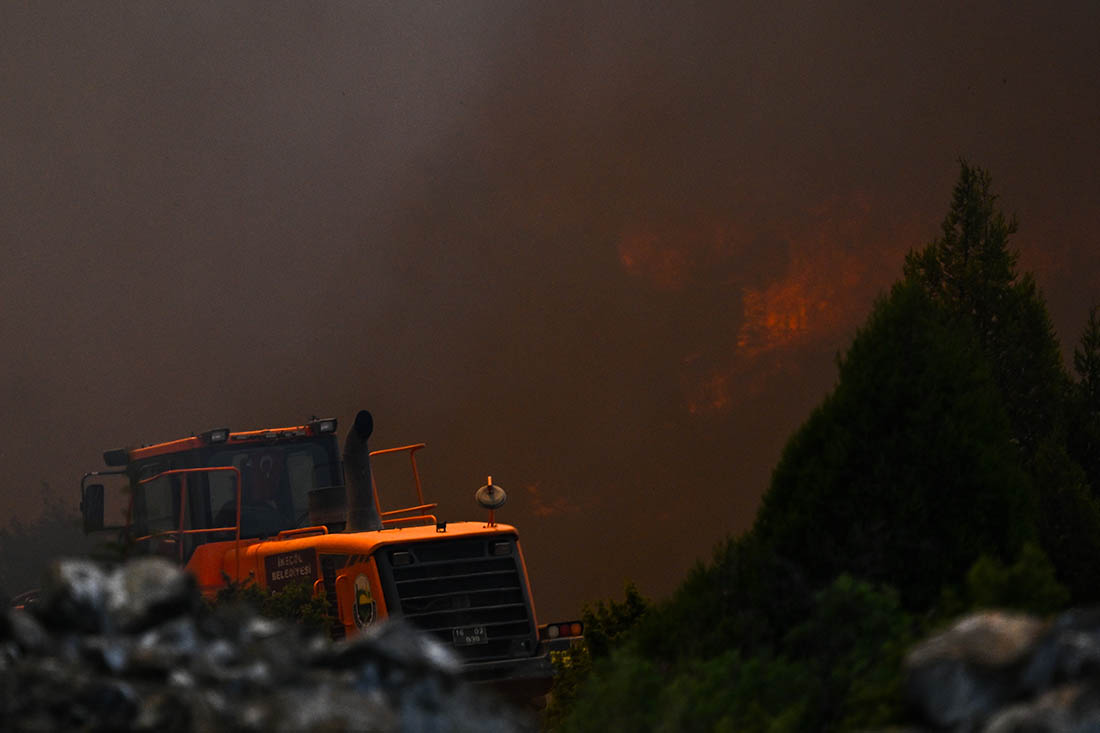 25 июля новые очаги возгорания появились в провинции Анталья, в том числе в районах, расположенных рядом с аэропортом курорта, а также к востоку от города - в районах Манавгат и Газипаша.