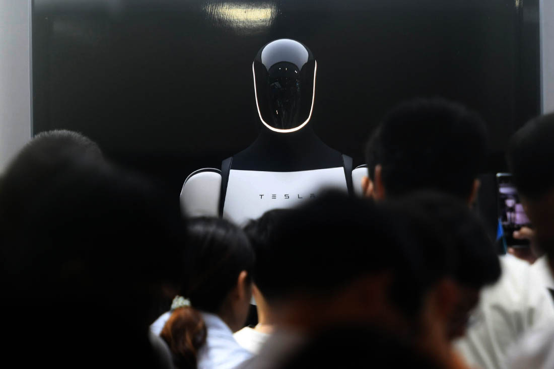 Реклама робота Optimus от Tesla на конференции по искусственному интеллекту в Шанхае