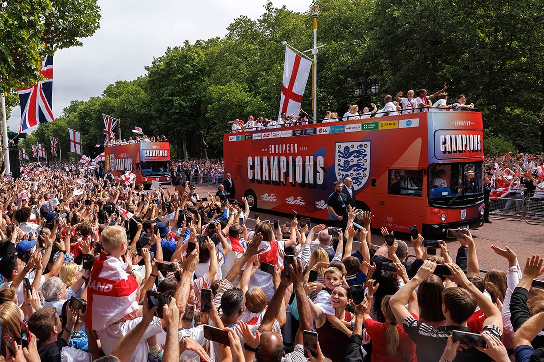 Парад в Англии в честь вернувшихся победительниц первенства женской лиги по футболу