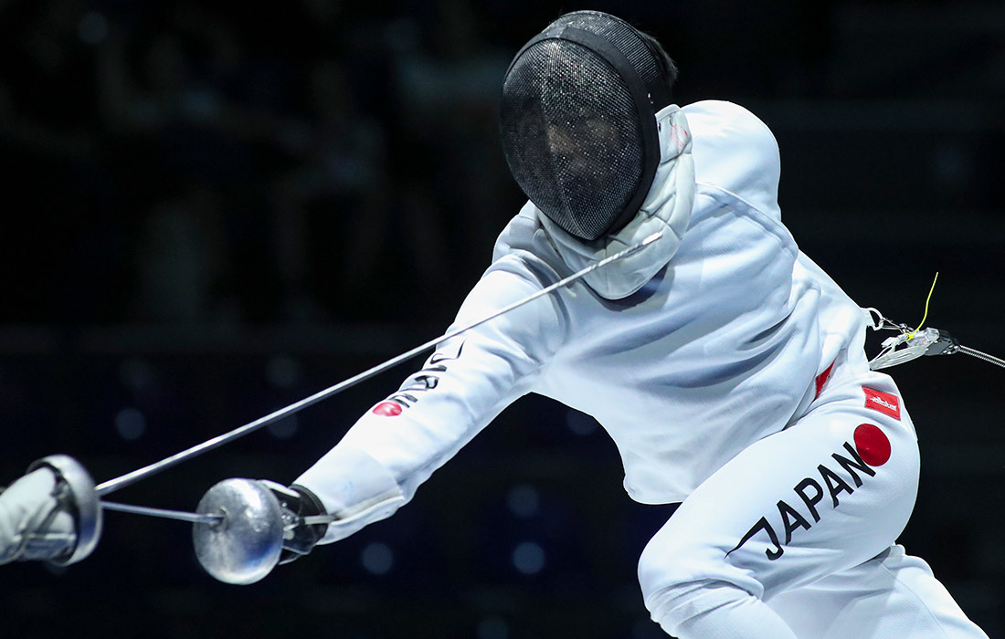 Сейя Асами из Японии в поединке против Руслана Курбанова из Казахстана на чемпионате мира FIE по фехтованию в Тбилиси