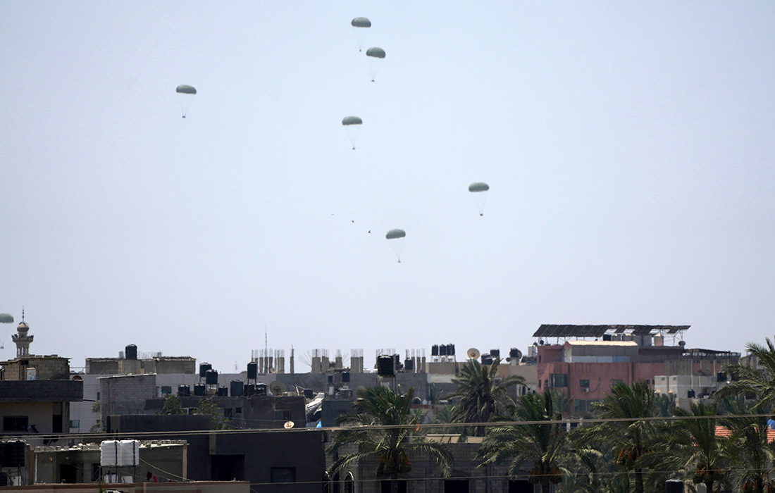 Палестинцам сбрасывают гумпомощь над центральной частью сектора Газа
