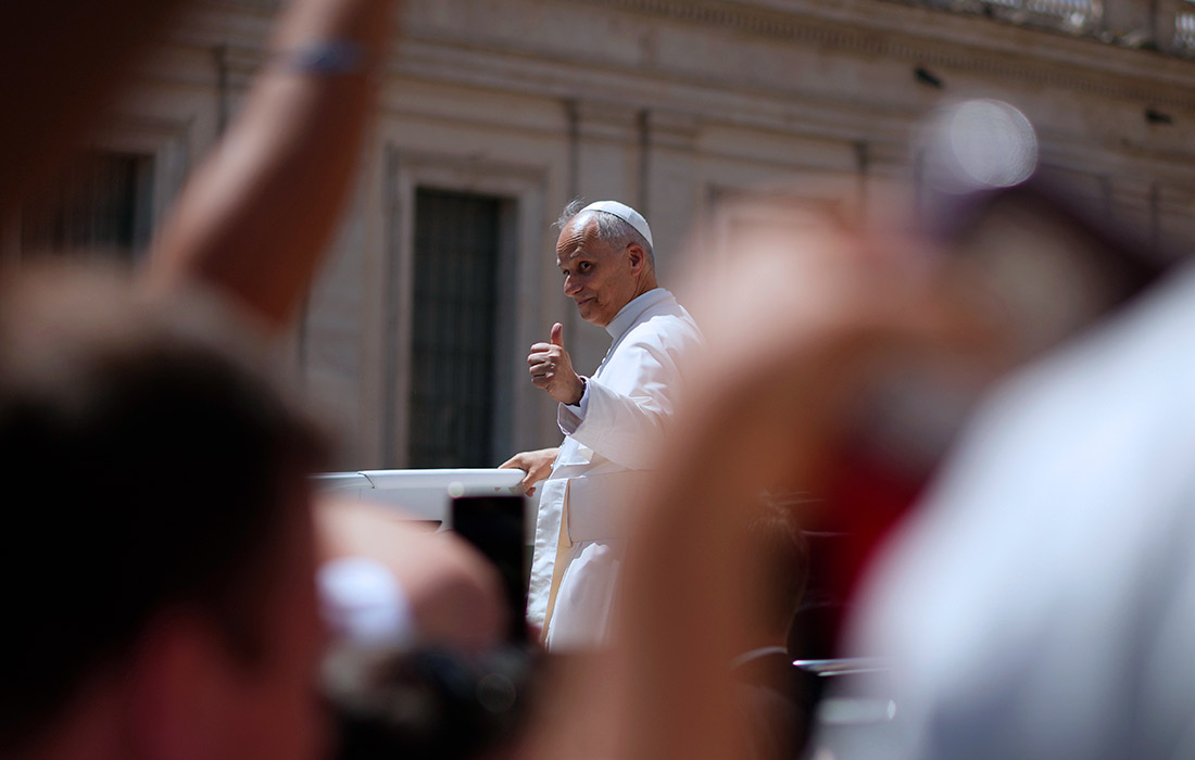 Папа Лев XIV машет верующим по завершении своей еженедельной аудиенции на площади Святого Петра в Ватикане