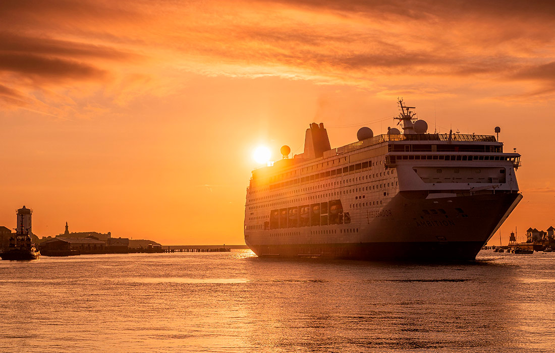 Круизный лайнер Ambition в британском Норт-Шилдсе