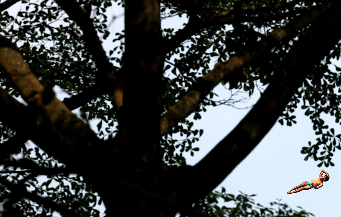 Антонио Корсо Диас из сборной Мексики в соревнованиях по прыжкам в воду с вышки 27 м среди мужчин