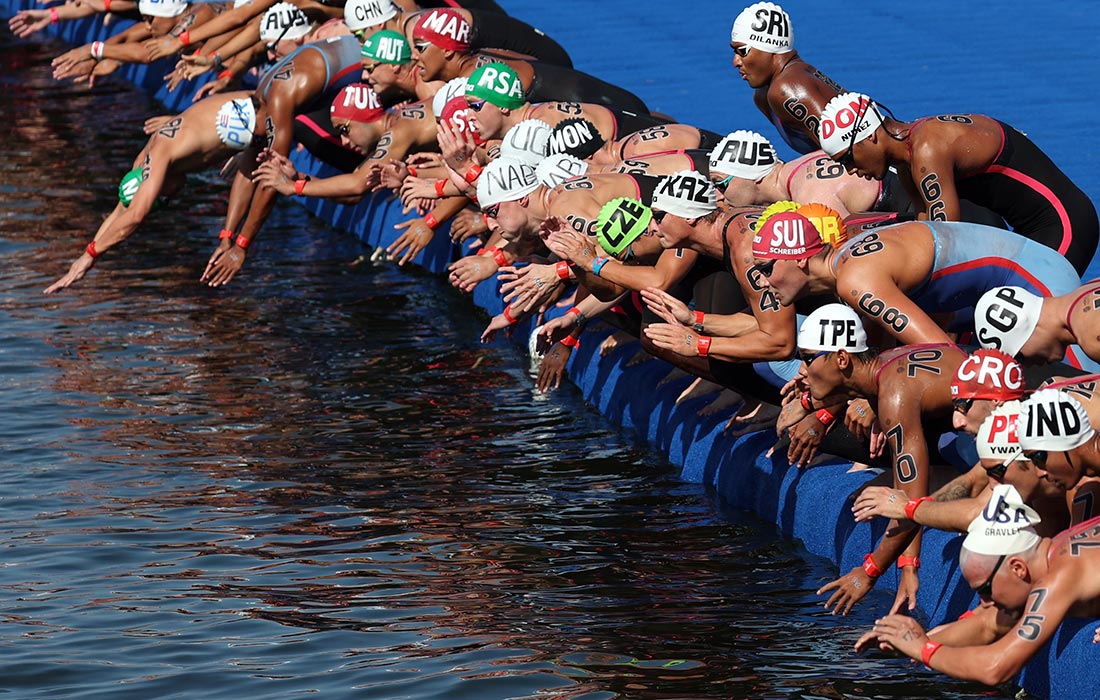 Старт финального заплыва на 5 км среди мужчин на открытой воде