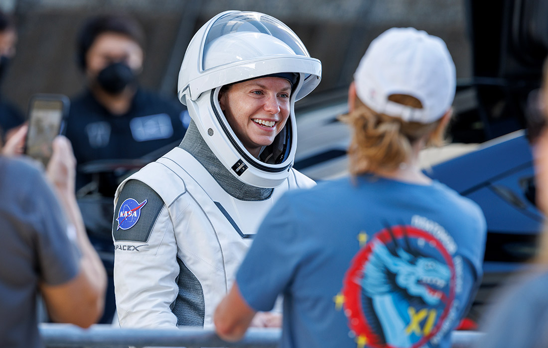 Подготовка к запуску космического корабля Crew Dragon с экипажем миссии Crew-11 во Флориде. На фото: астронавт NASA Зена Кардман в Космическом центре им. Джона Кеннеди.