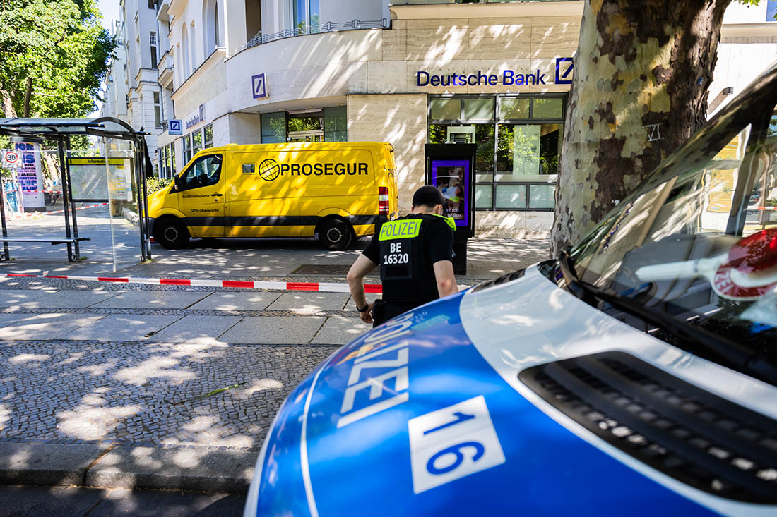 Неизвестные совершили попытку ограбления инкассаторского автомобиля на бульваре в Берлине