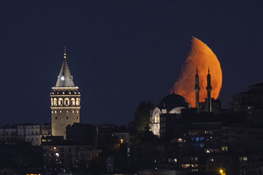 В Стамбуле опять была красивая Луна