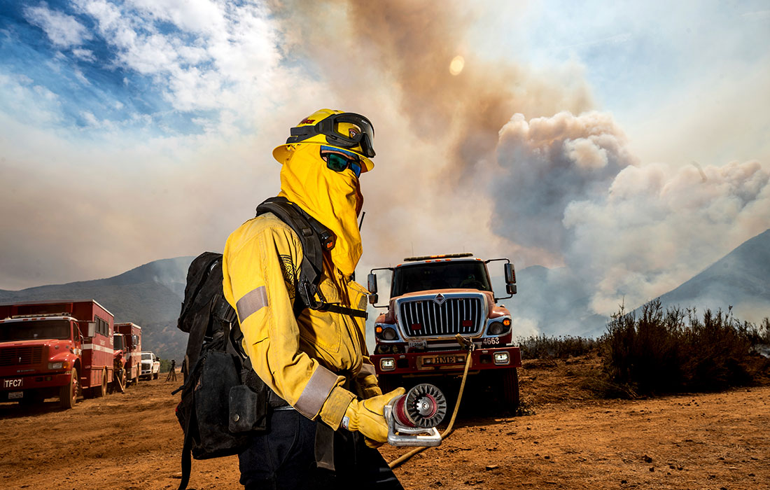 Более 1000 пожарных тушат лесной пожар в Калифорнии