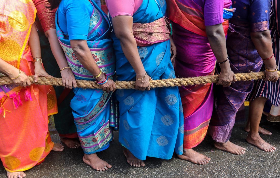 Шри-ланкийские индуисты участвуют в ежегодном шествии на колесницах в храме в Коломбо