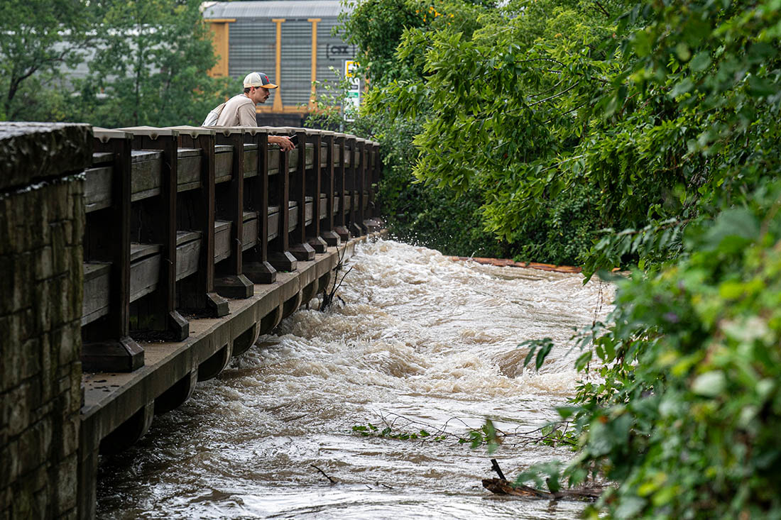 Человек наблюдает за мощью разбушевавшейся стихии в Висконсине, США