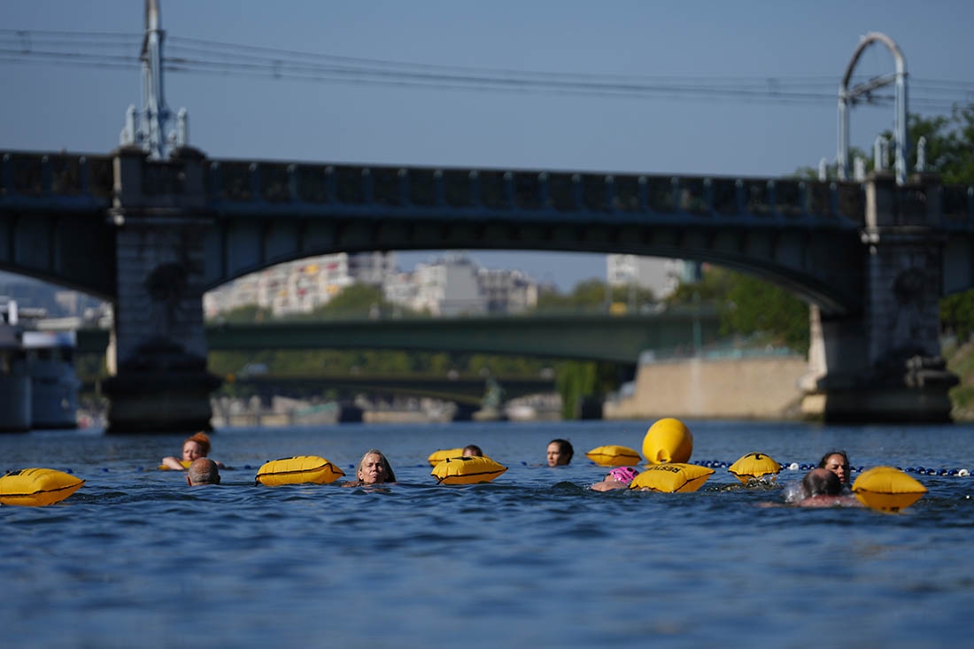 Жители Парижа купаются в жаркую погоду