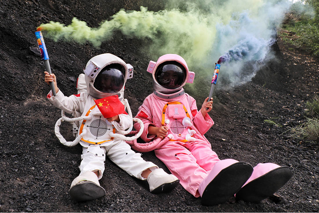 Экскурсия в скафандрах в Национальном геологическом парке "Вулканический кластер Датун" в Китае