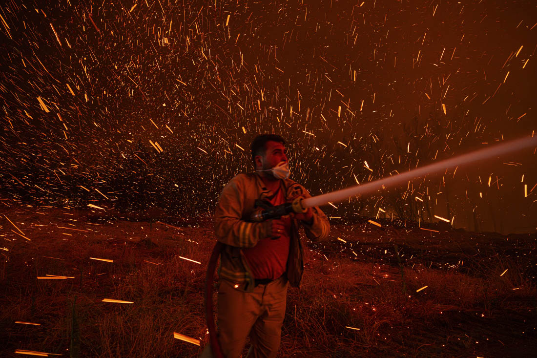 Тушение пожара в районе Кепез в Турции