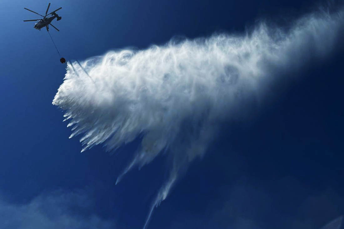 Вертолет участвует в тушении пожара в Чанаккале (Турция)